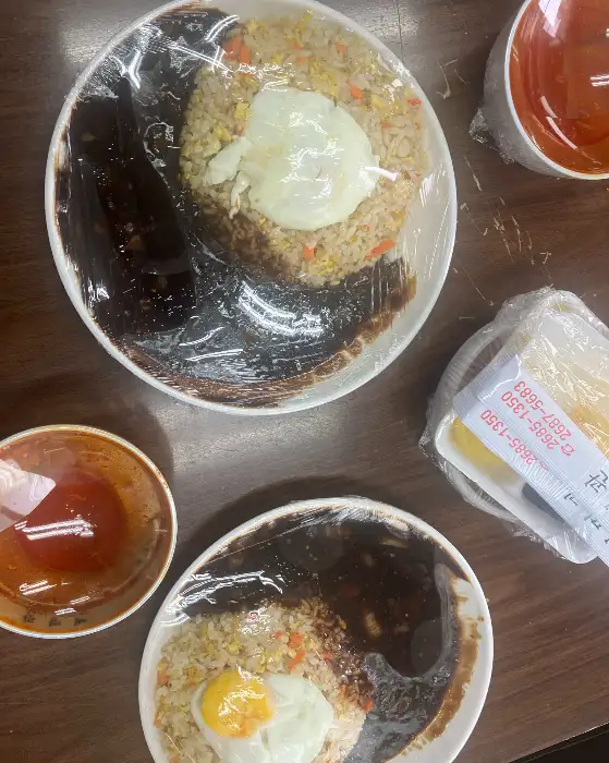 짜장 소스를 곁들인 볶음밥