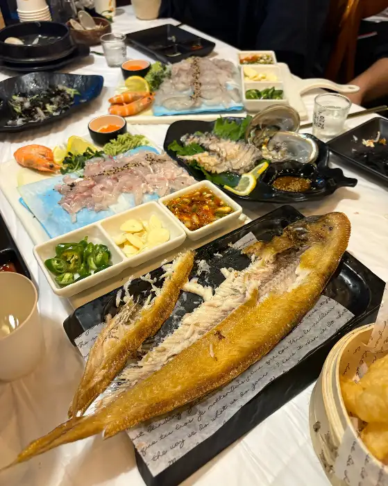 신선해 보이는 세꼬시와 곁들임찬