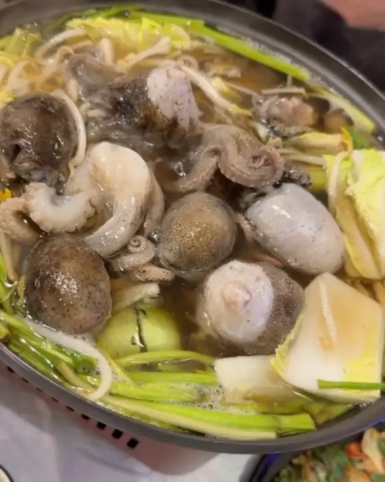 신선한 백합이 듬뿍 들어간 맑은 탕