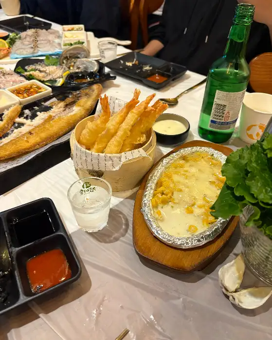 바삭한 새우튀김과 함께 나온 음식들