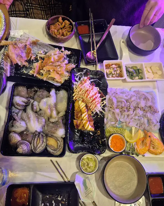 푸짐한 해산물 모둠과 곁들임찬