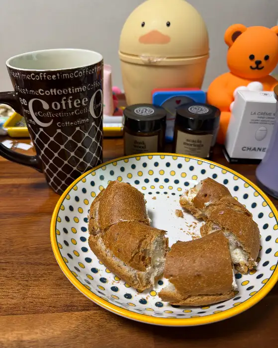 빵과 커피가 놓인 테이블