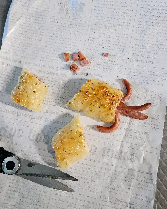 빵과 소시지, 햄이 놓인 모습