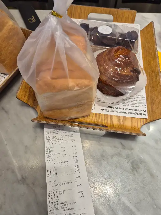 다양한 빵들이 담긴 봉투와 영수증