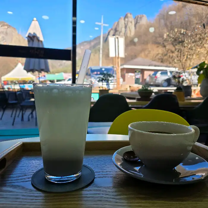 아이스 음료와 커피잔