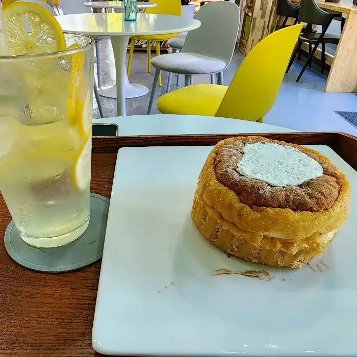 레몬 에이드와 디저트