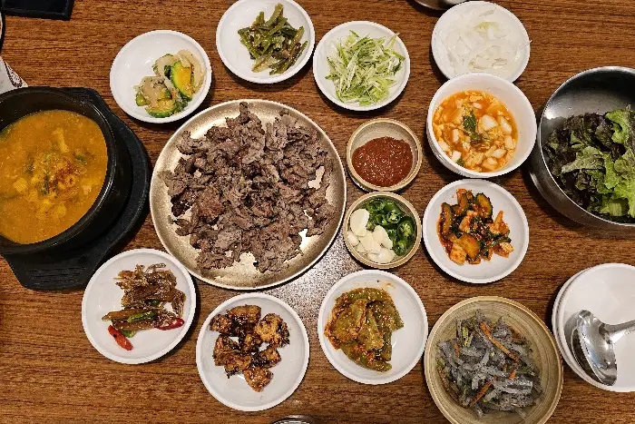 다양한 반찬과 불고기