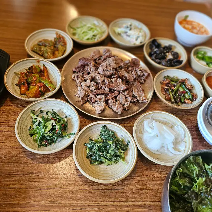 테이블에 차려진 다양한 밑반찬들