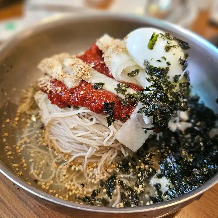 메밀쌈을 싸서 먹는 모습