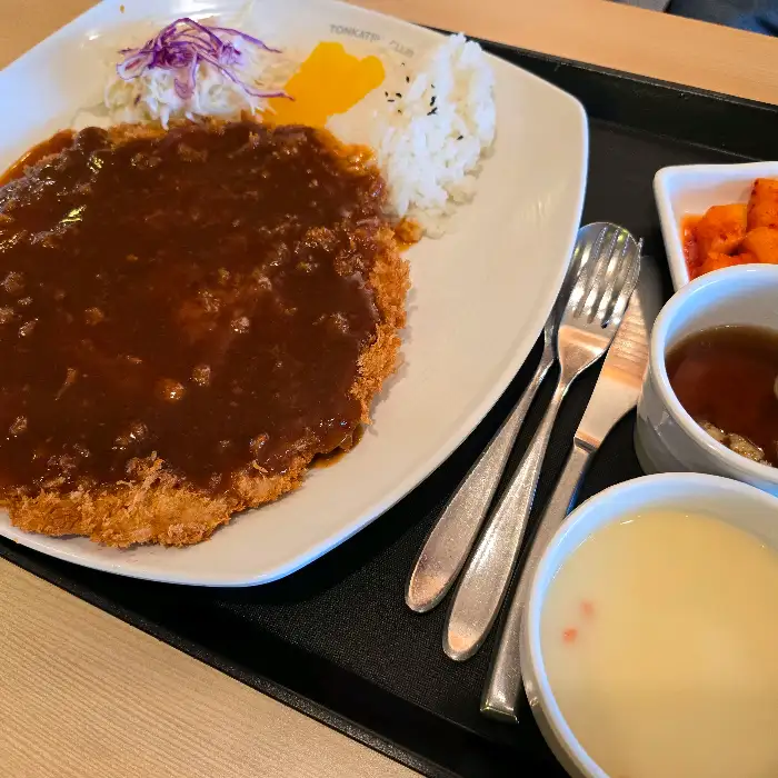 돈까스, 밥, 샐러드, 깍두기