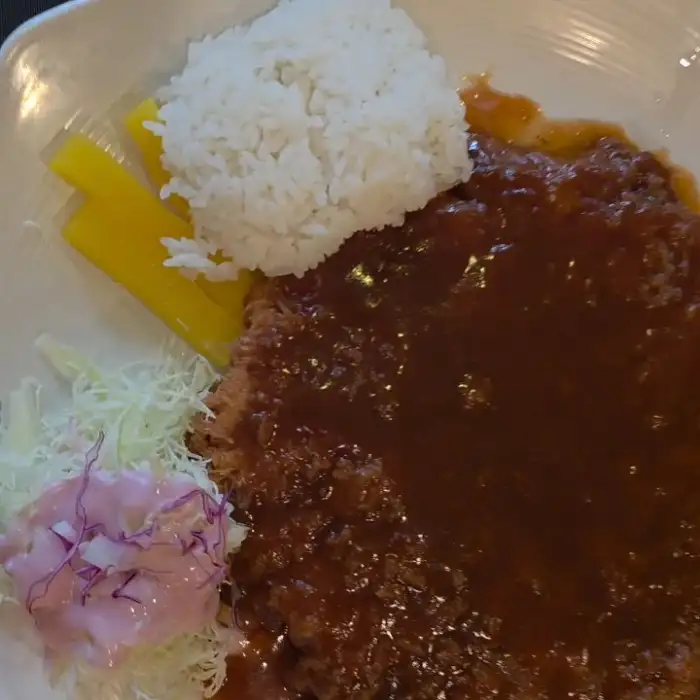 돈까스, 밥, 샐러드, 깍두기 근접 촬영