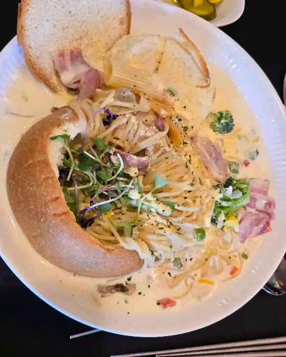 크림 파스타와 빵