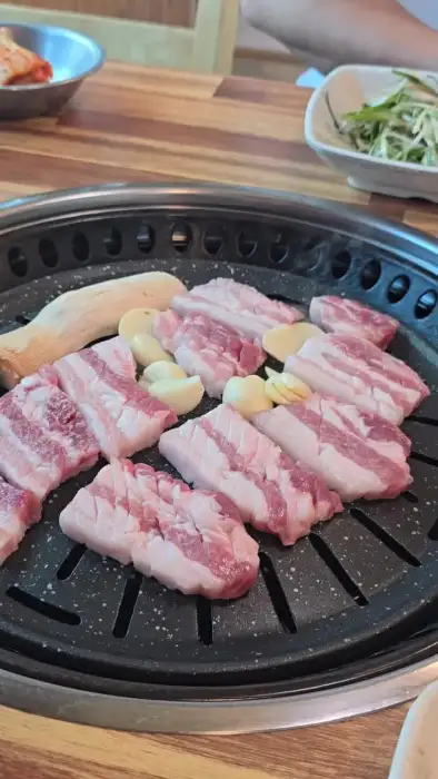 불판 위에서 구워지는 삼겹살