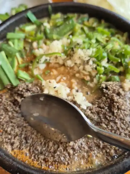 정성스럽게 담긴 추어탕의 근접샷