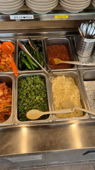 다양한 종류의 신선한 곁들임 채소와 김치