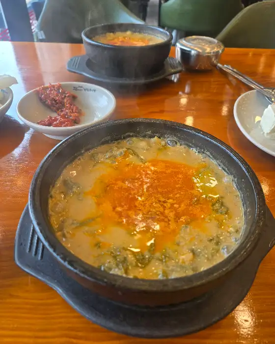 정갈한 쌈 채소와 곁들임 반찬들