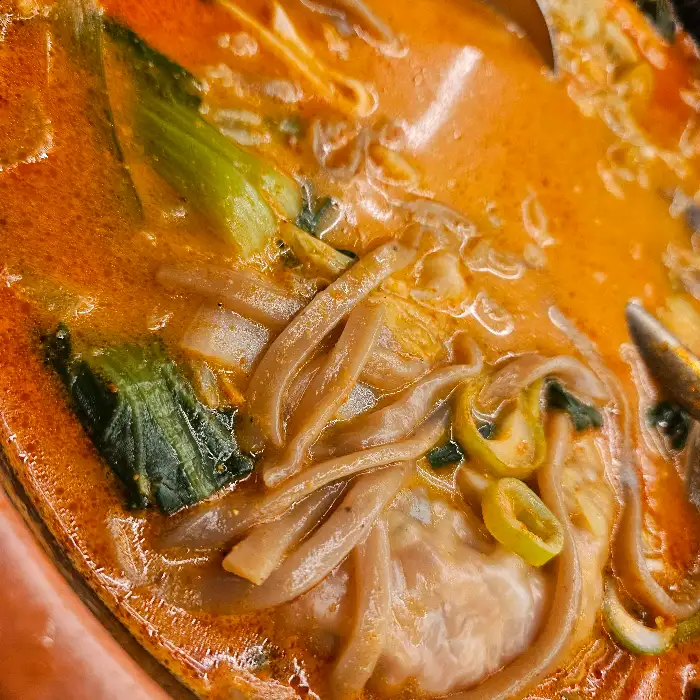 얼큰한 국물에 쫄깃한 면발, 수제비, 채소가 어우러진 칼국수, 수제비, 만두 모듬 요리