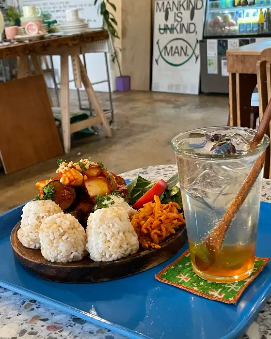 비지비지 스튜, 둥지 크림 파스타, 감자튀김과 소스가 담긴 푸짐한 한 상.