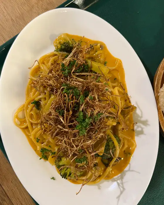 비지비지 스튜와 함께 나온 빵.