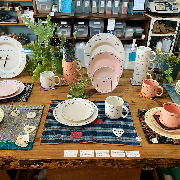 매콤 둥지 크림 파스타. 팽이버섯 튀김이 둥지처럼 올라가 있다.