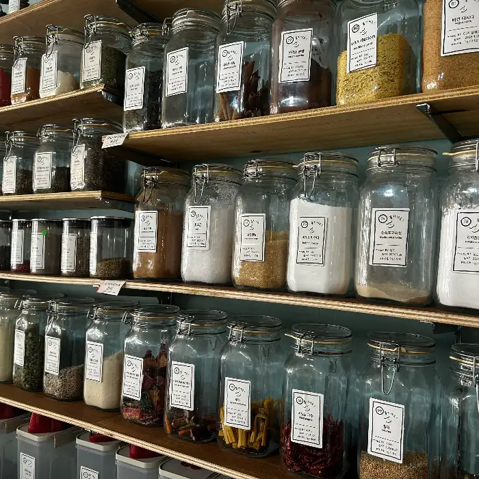 바삭한 감자튀김과 고소한 식물성 마요네즈 소스.