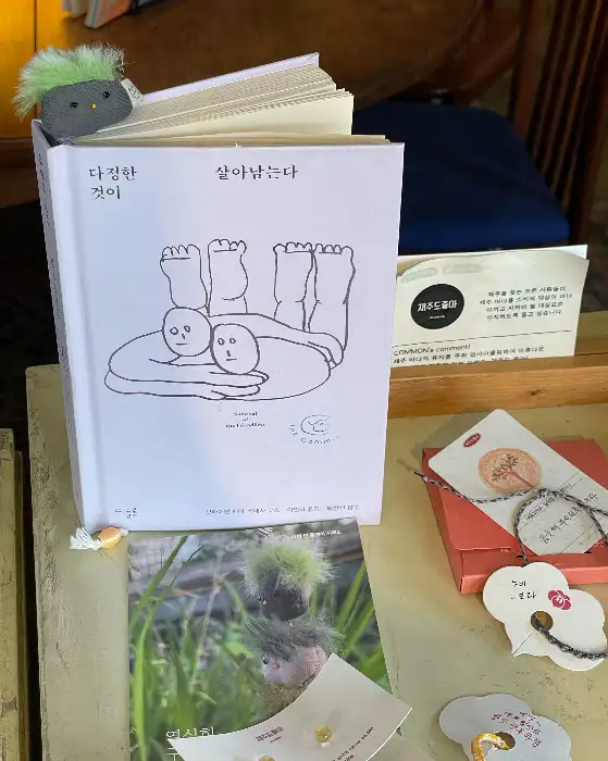 다양한 빵과 식료품이 담긴 유리병들.