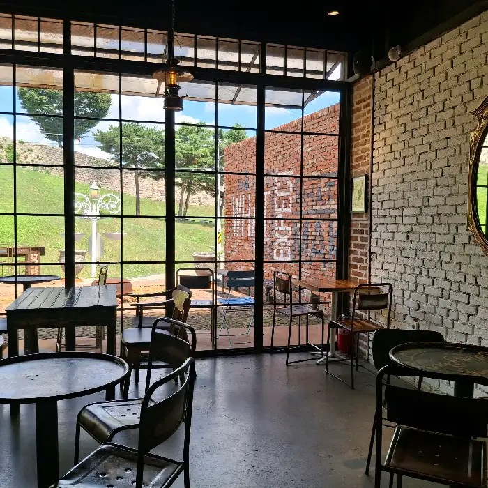 창가 좌석과 외부 풍경