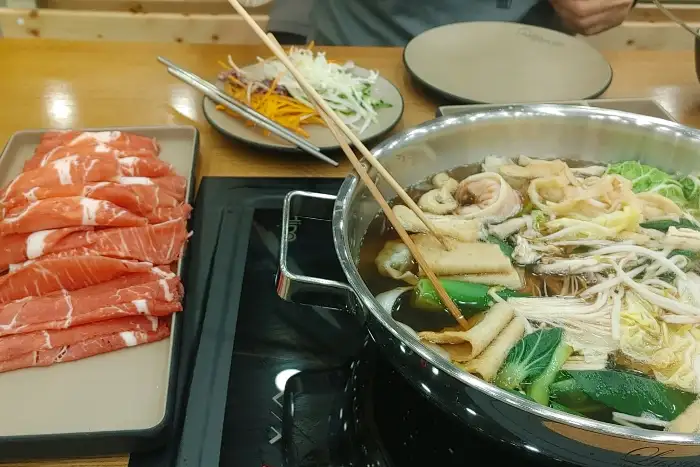 정갈하게 담긴 야채와 고기