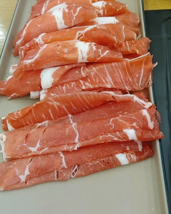 샤브샤브용으로 얇게 썬 소고기