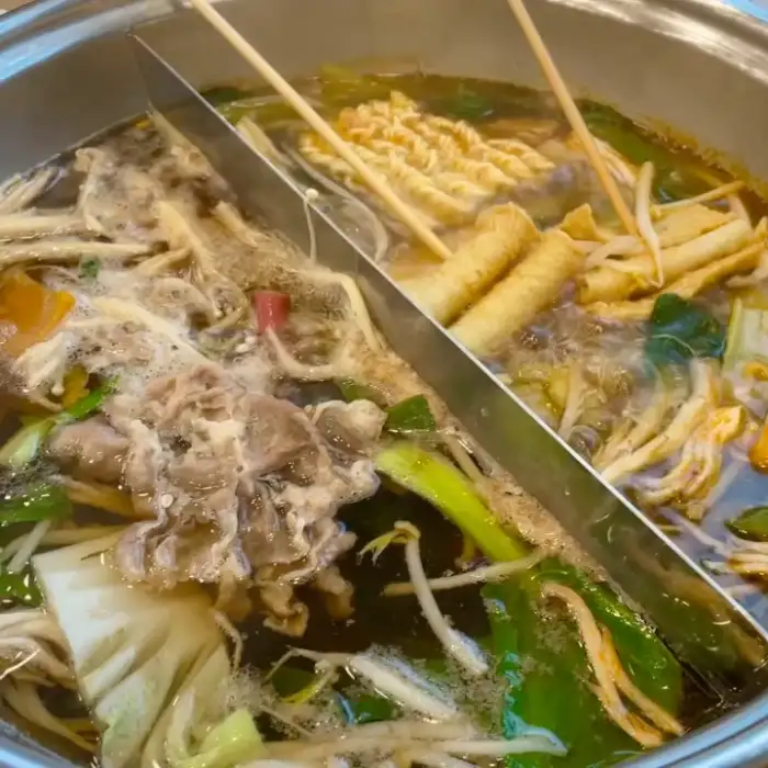 두 가지 육수가 담긴 샤브샤브 냄비