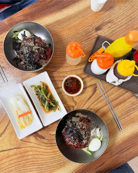 푸짐하게 차려진 한상차림