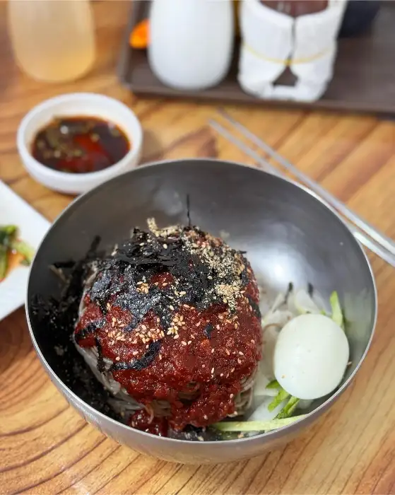 맛있게 비벼진 비빔막국수