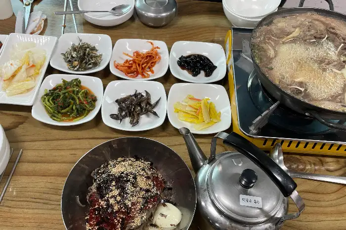 다양한 밑반찬과 메인 메뉴