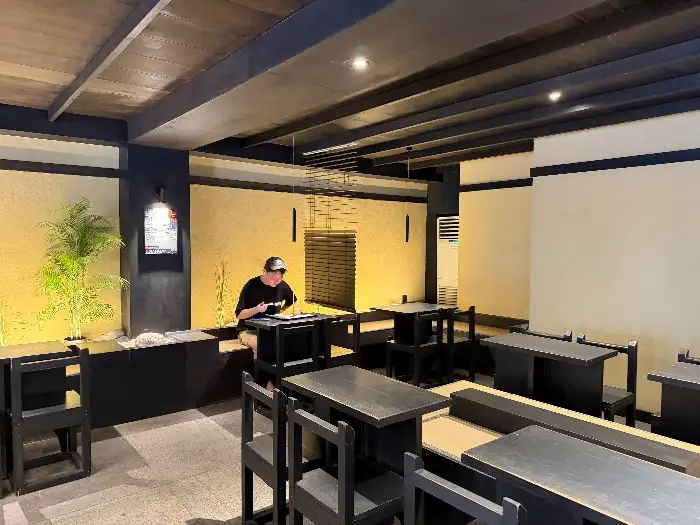 카페 내부의 좌석 배치와 분위기