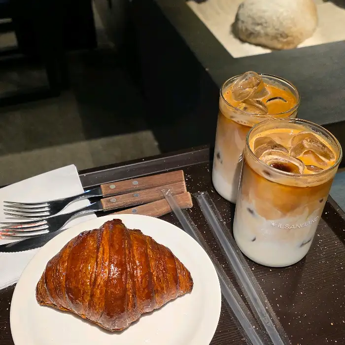 아이스 라떼와 크루아상