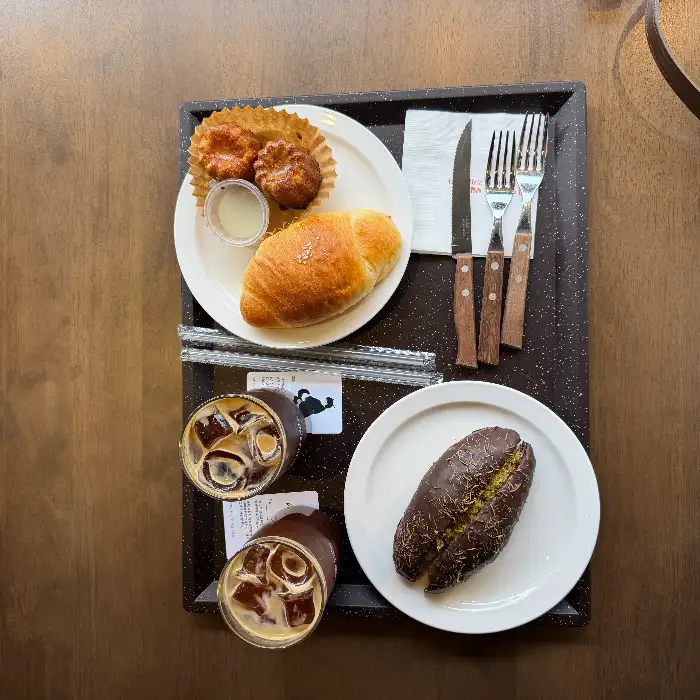 다양한 디저트와 음료 구성