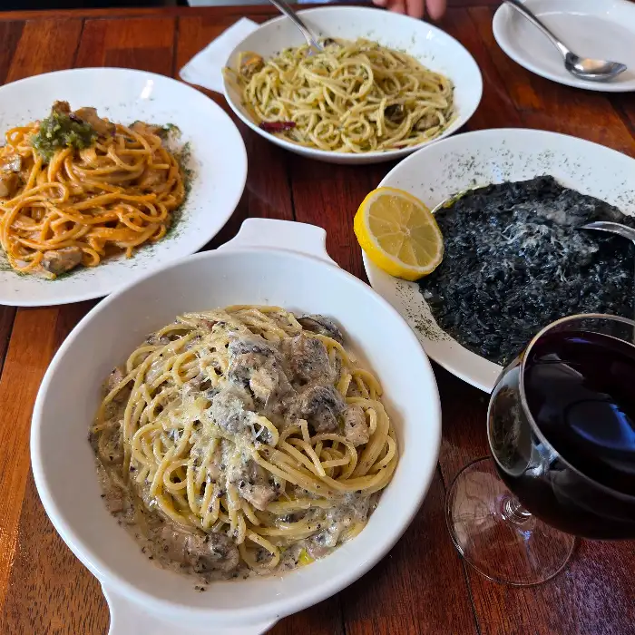 다양한 파스타와 리조또가 놓인 테이블