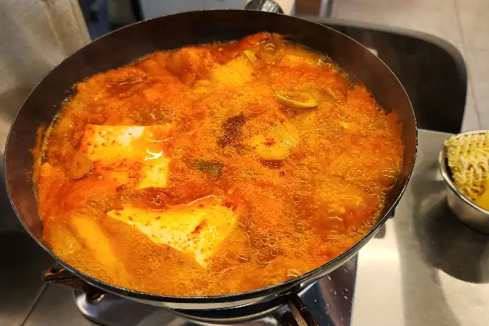 김치찌개가 보글보글 끓고 있는 모습