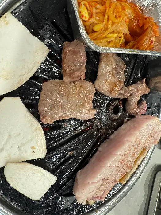 불판 위에서 익어가는 다양한 부위의 고기