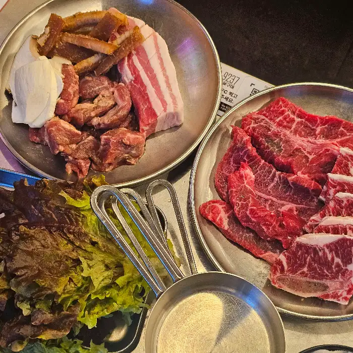 두 가지 종류의 고기가 접시에 담겨 있는 모습