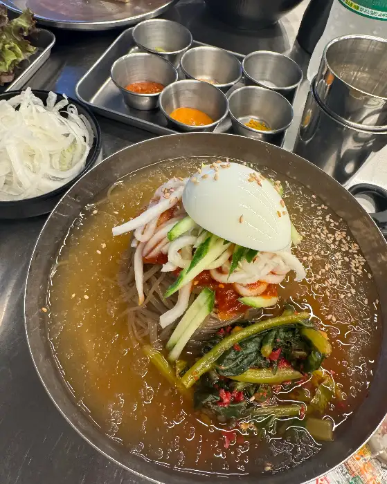 푸짐한 비빔냉면 한 그릇