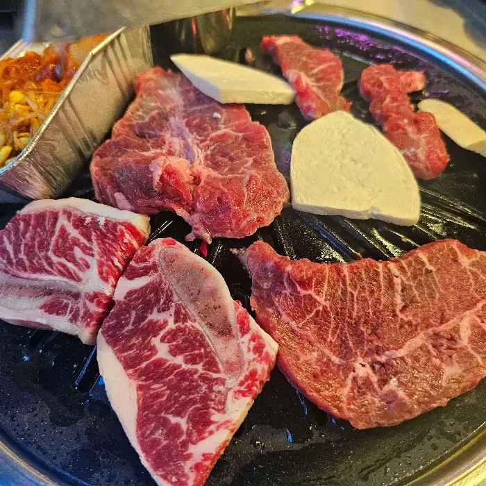 불판 위에서 노릇하게 익어가는 고기들