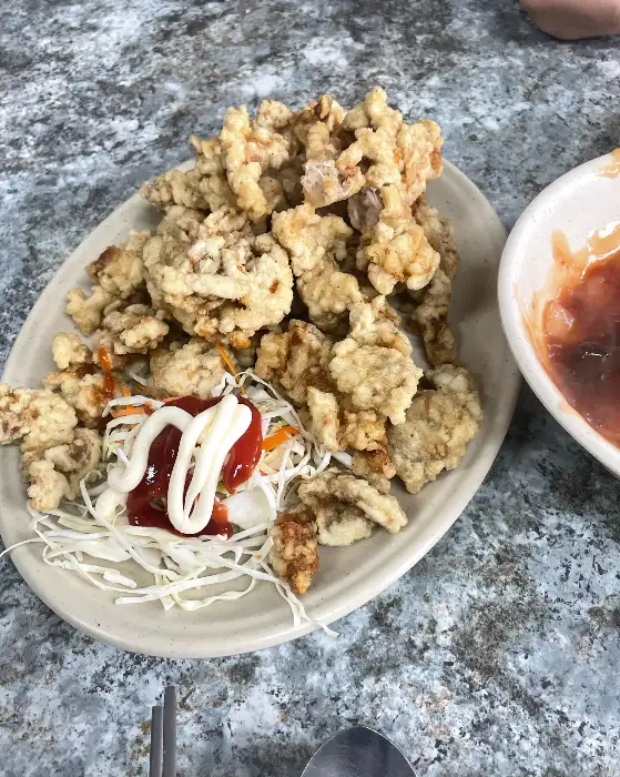 탕수육 소스와 곁들여 먹는 모습