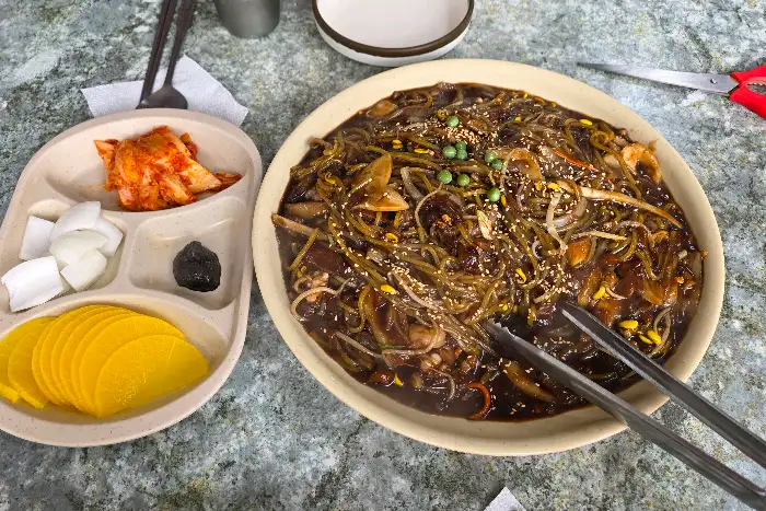 짜장 소스가 듬뿍 담긴 쟁반짜장