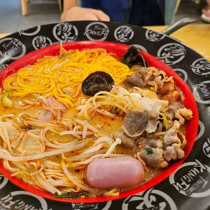 다양한 재료가 담긴 마라탕 모습