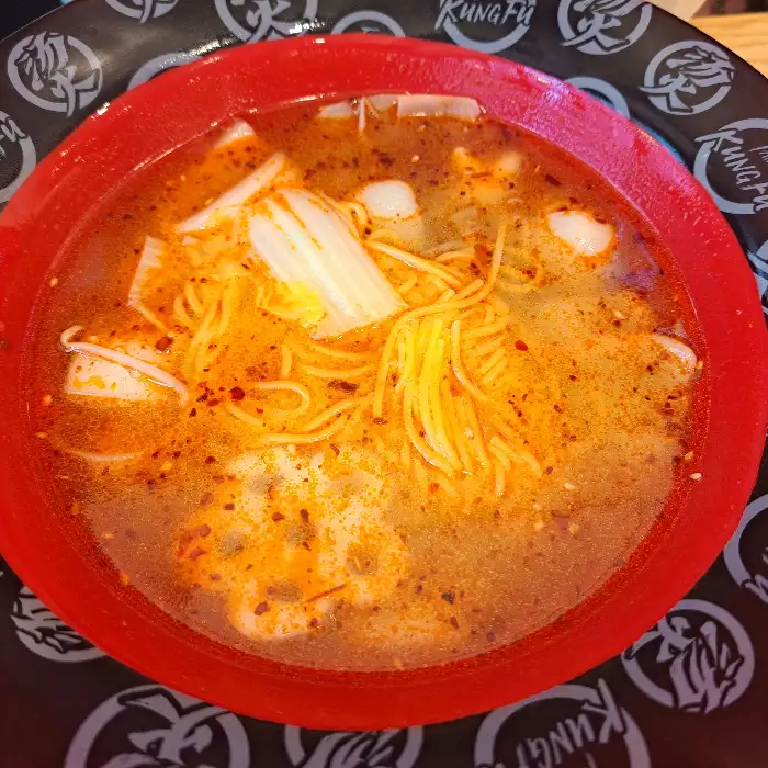 끓고 있는 마라탕 모습