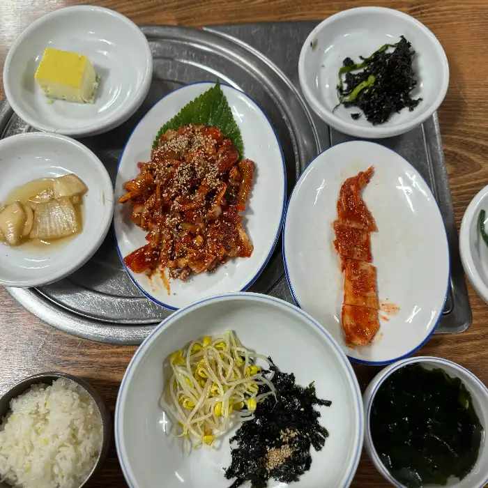 정갈한 그릇에 담긴 다양한 밑반찬들