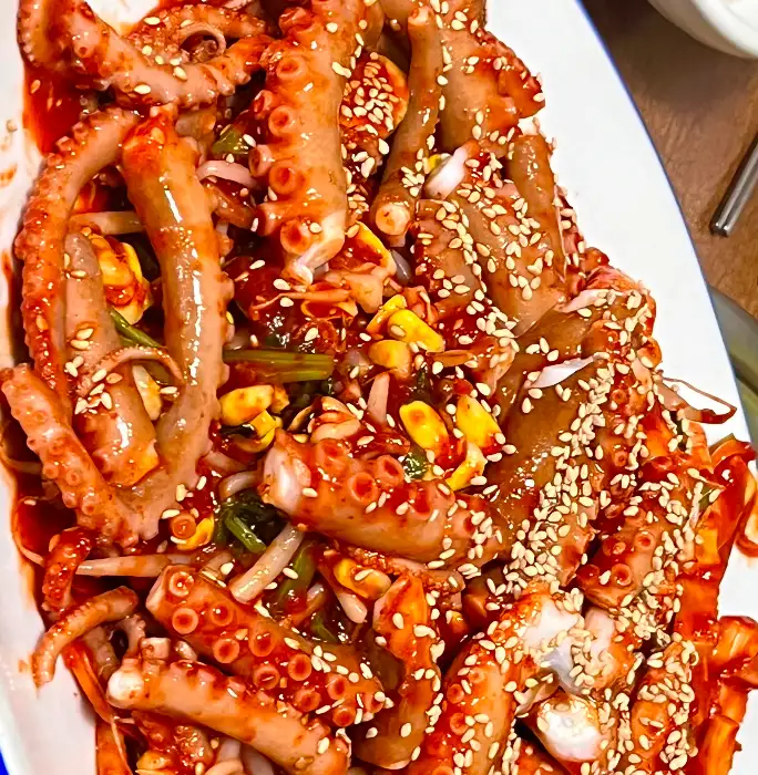 푸짐하게 담긴 낙지 비빔밥의 클로즈업 샷