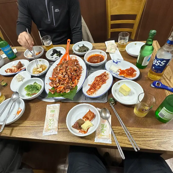 여러 명이 둘러앉아 식사하는 모습