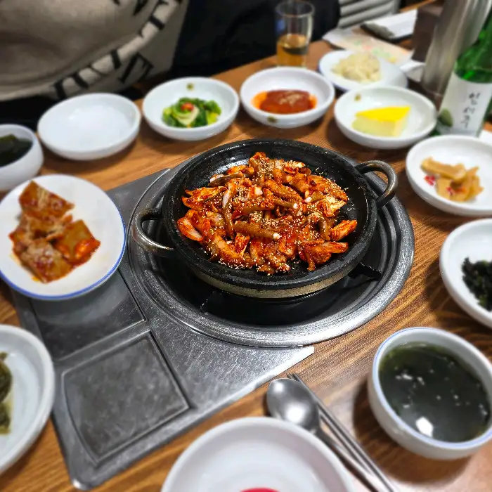 테이블 위에 놓인 낙지 철판 볶음